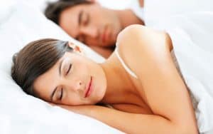 pareja durmiendo