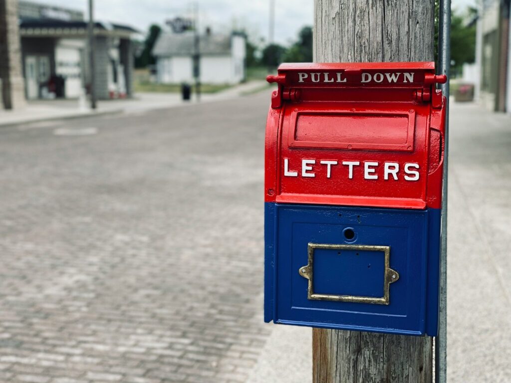 Buzón rojo con la palabra letters en un poste de la calle